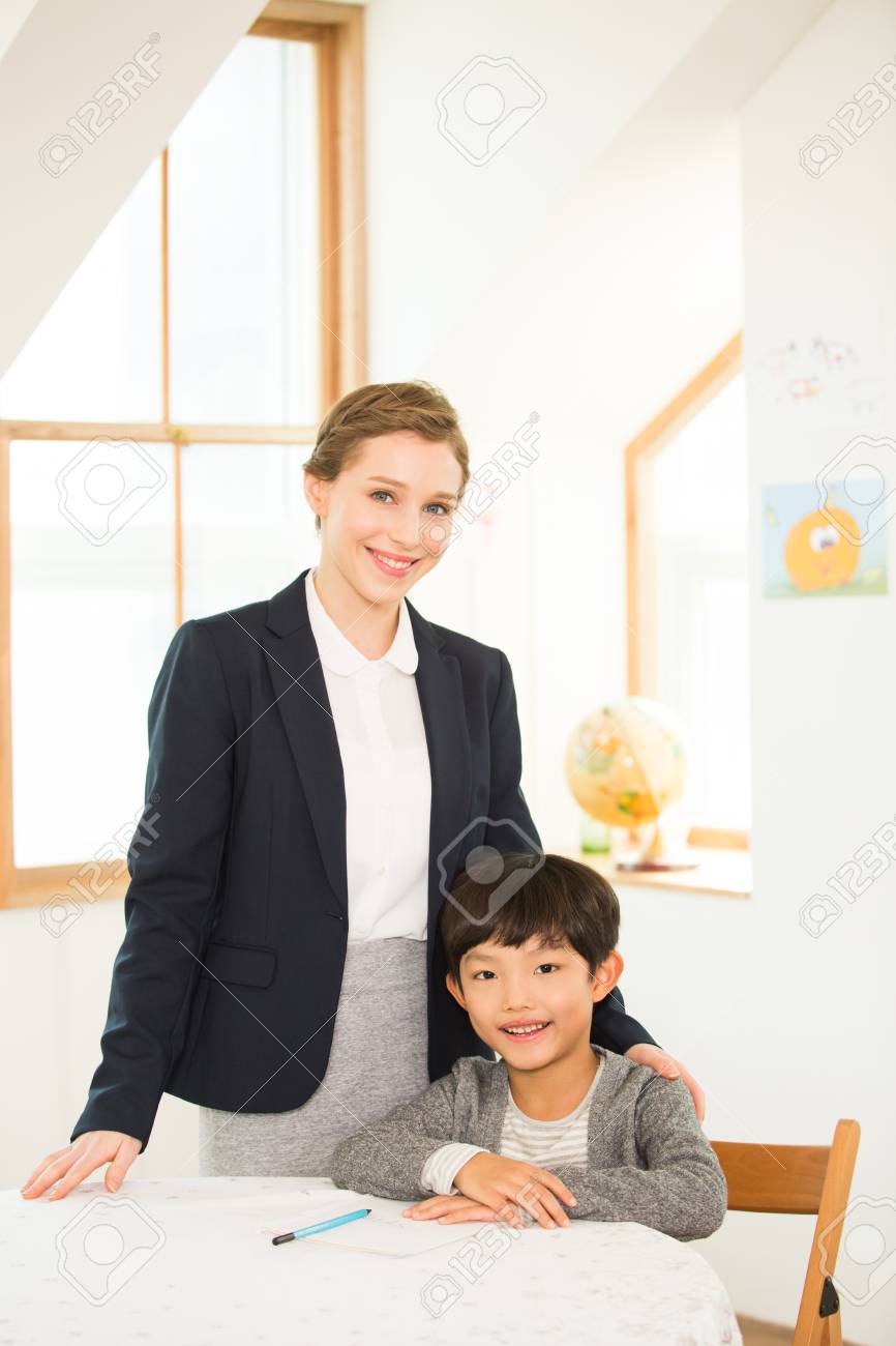 外国人の女性先生と若い学生 の写真素材 画像素材 Image