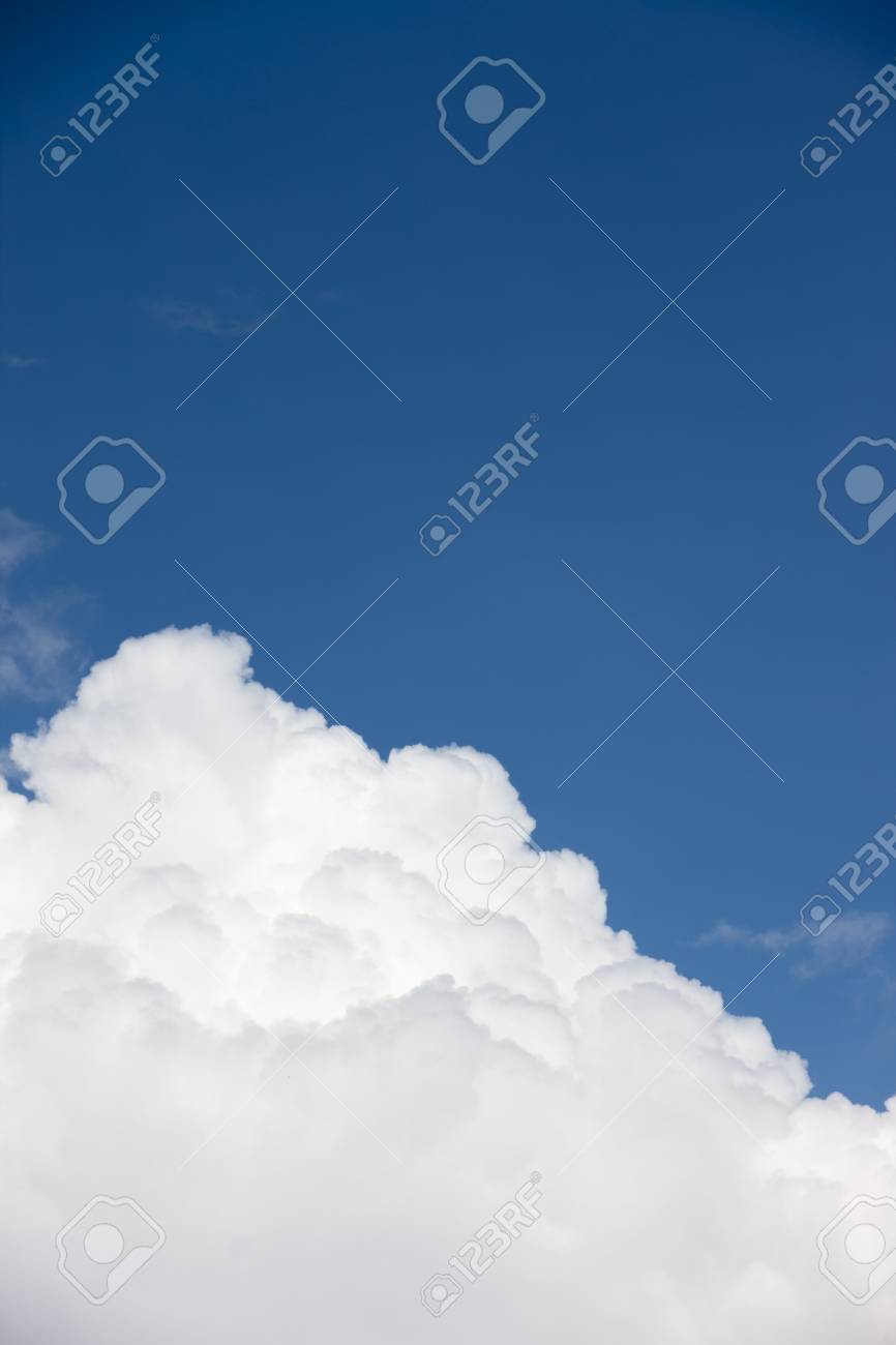 韓国の青い空に白い雲 の写真素材 画像素材 Image