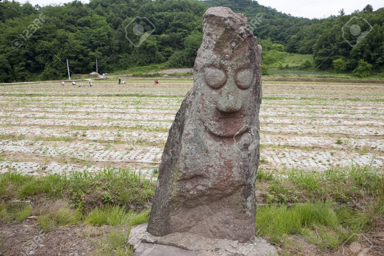 韓国 全羅南道務安郡 村の入り口で韓国の伝統的なトーテム ポール の写真素材 画像素材 Image 韓国 全羅南道務安郡 村の入り口で韓国の伝統的なトーテム ポール の写真素材 画像素材 Image