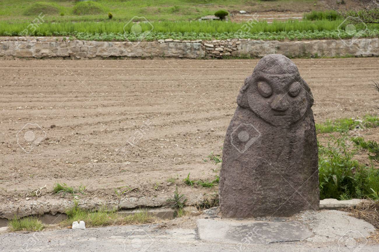 韓国 全羅南道務安郡 村の入り口で韓国の伝統的なトーテム ポール の写真素材 画像素材 Image