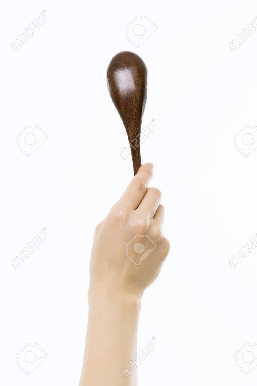 クローズ アップのスプーンを持つ手 の写真素材 画像素材 Image