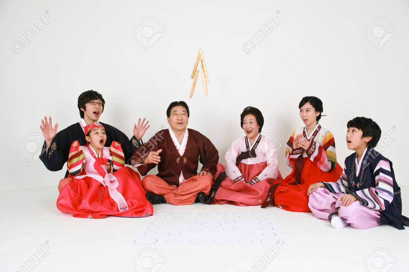 韓国人家族の伝統的な服 白で隔離 の写真素材 画像素材 Image