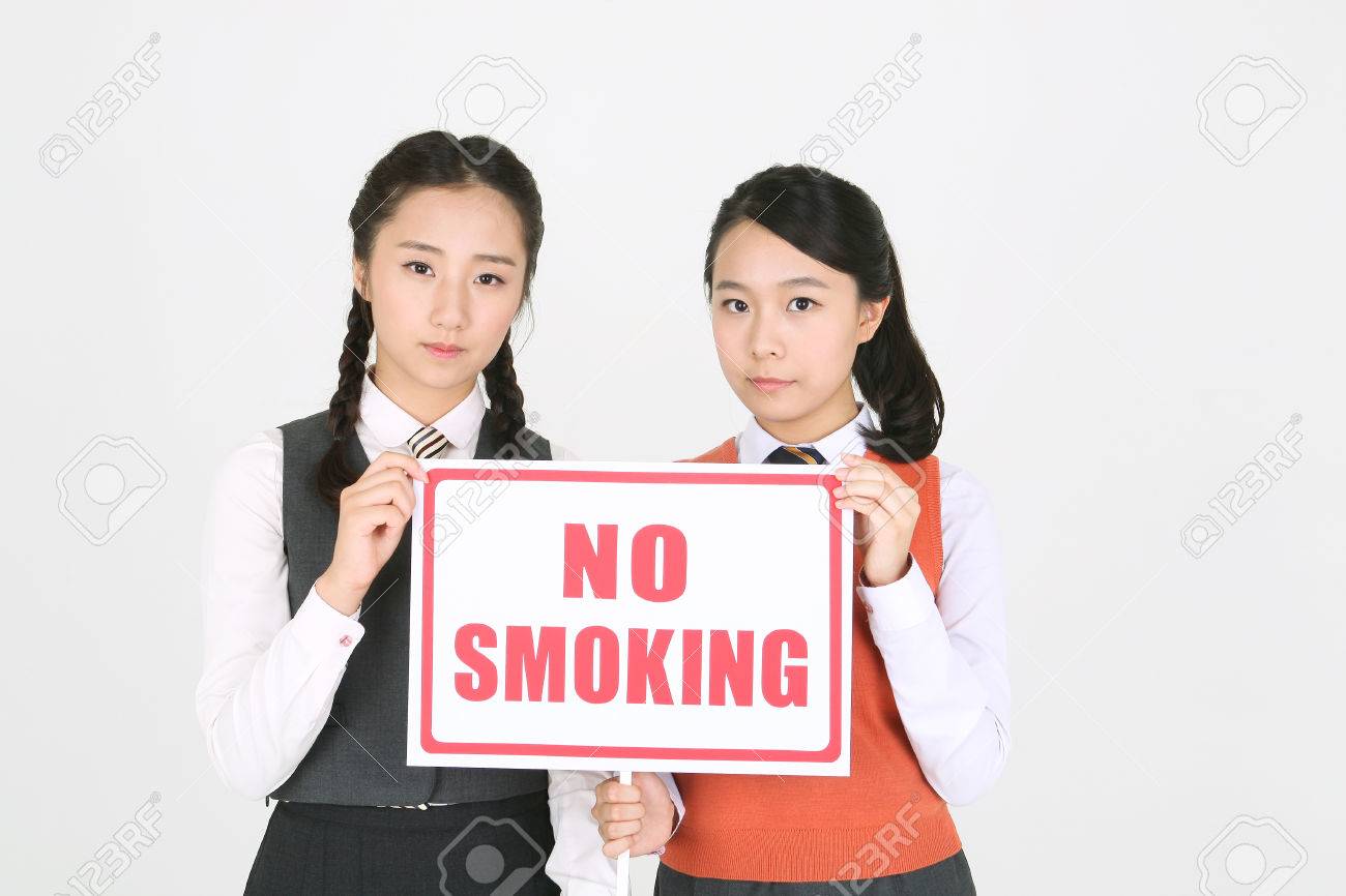Rauchendes Konzept Asiatische Madchen In Der Schuluniform Posieren Mit No Smoking Zeichen Lizenzfreie Fotos Bilder Und Stock Fotografie Image 81703286
