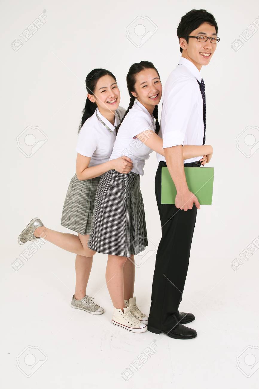 戻る彼女の友人と彼女の友人をハグ アジアの女の子学生バック白で隔離 スタジオでその先生を抱いて の写真素材 画像素材 Image