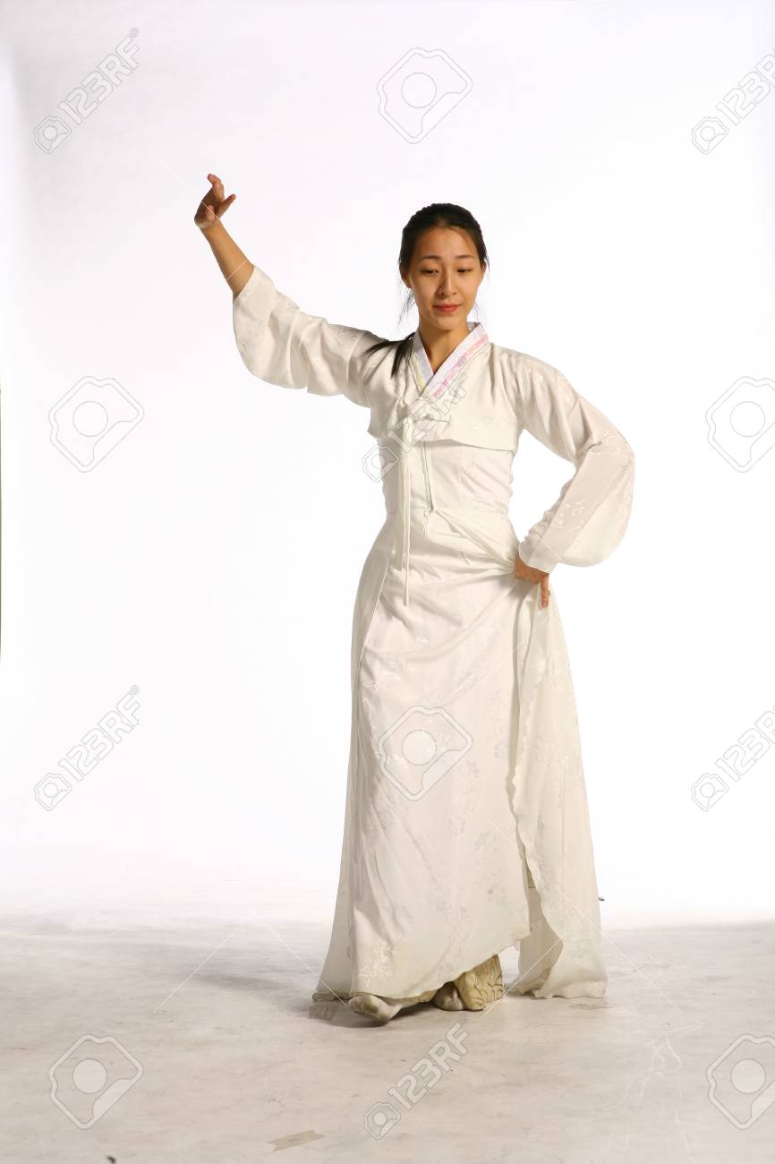韓国の伝統衣装 韓服 白で隔離で美しい韓国女性ダンサー の写真素材 画像素材 Image