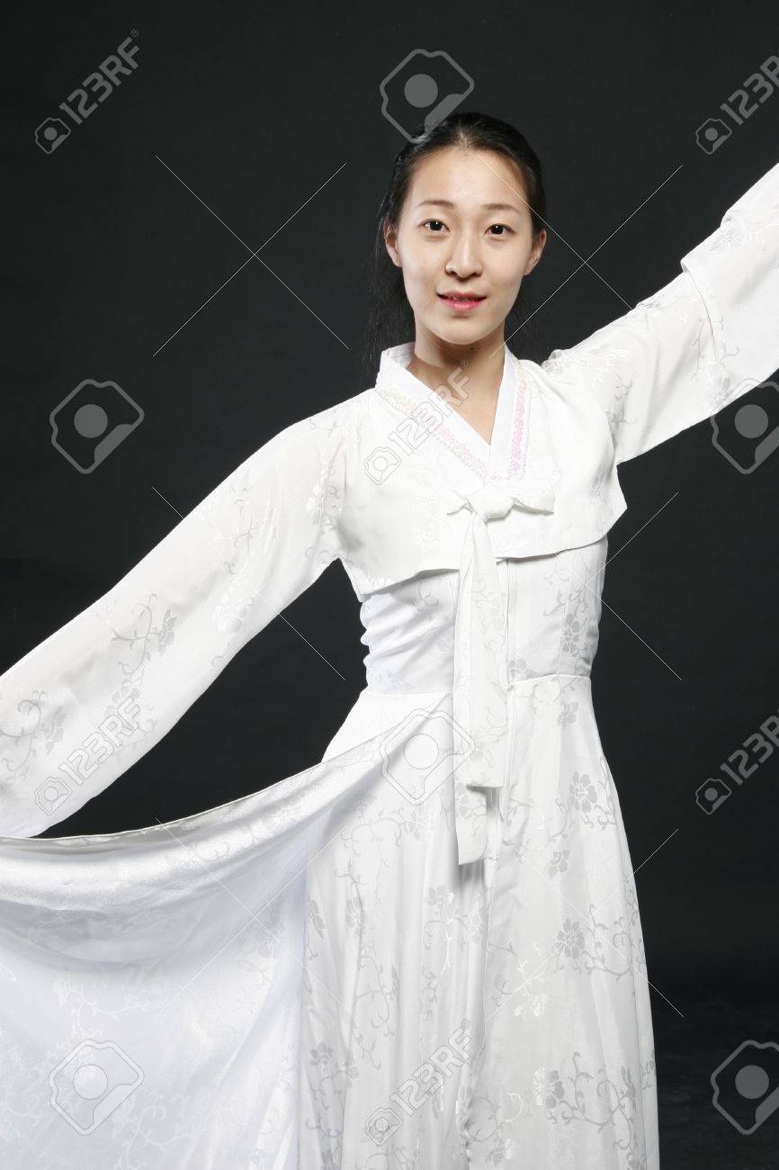 韓国伝統衣装である韓服 黒の分離で美しい韓国女性ダンサー の写真素材 画像素材 Image 韓国伝統衣装である韓服 黒の分離で美しい韓国女性ダンサー の写真素材 画像素材 Image