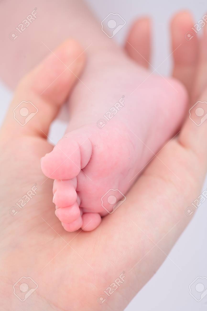 ママの手で赤ちゃんの足のクローズ アップ ショット の写真素材 画像素材 Image 8192