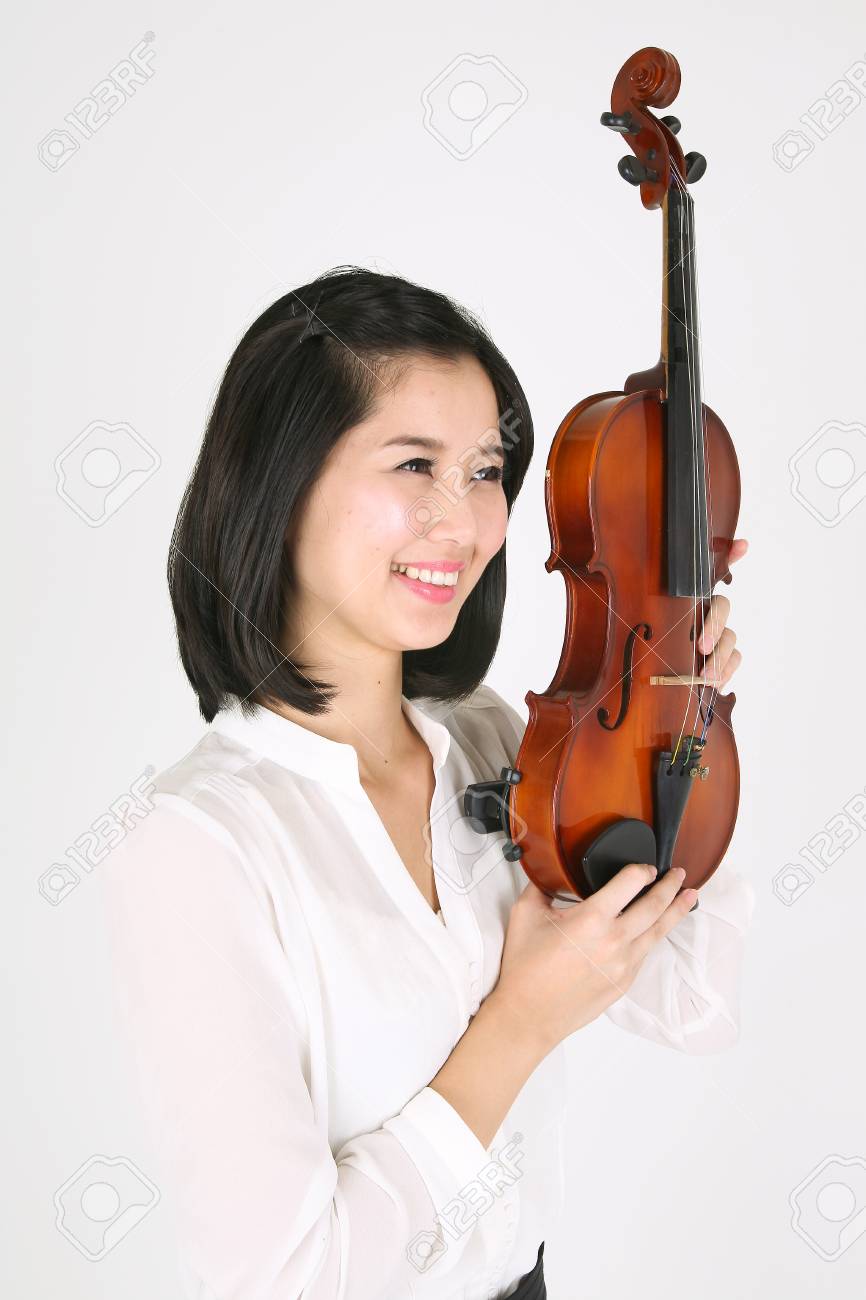 女性バイオリニスト バイオリンを上向き保持の胸ショット の写真素材 画像素材 Image