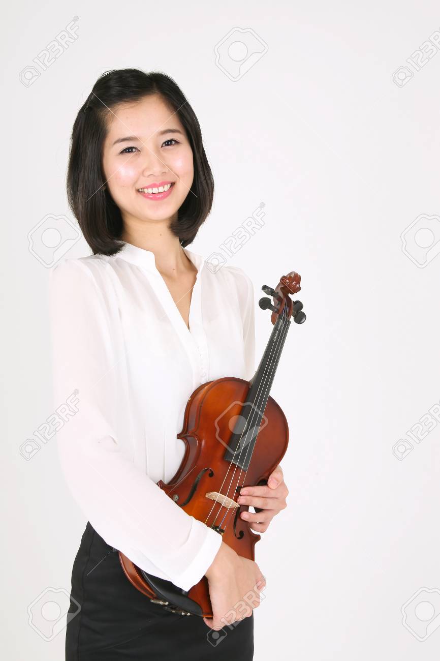女性ヴァイオリニストの腕の中でバイオリンを保持 の写真素材 画像素材 Image