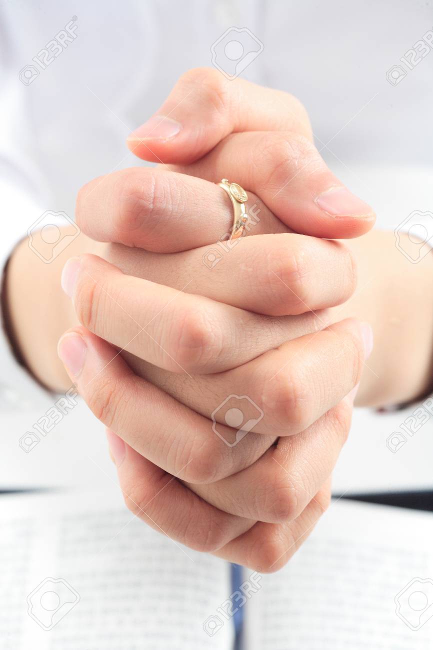 聖書上の女性アジアの折り返しの祈り手の分離ショット の写真素材 画像素材 Image 聖書上の女性アジアの折り返しの祈り手の分離ショット の写真素材 画像素材 Image