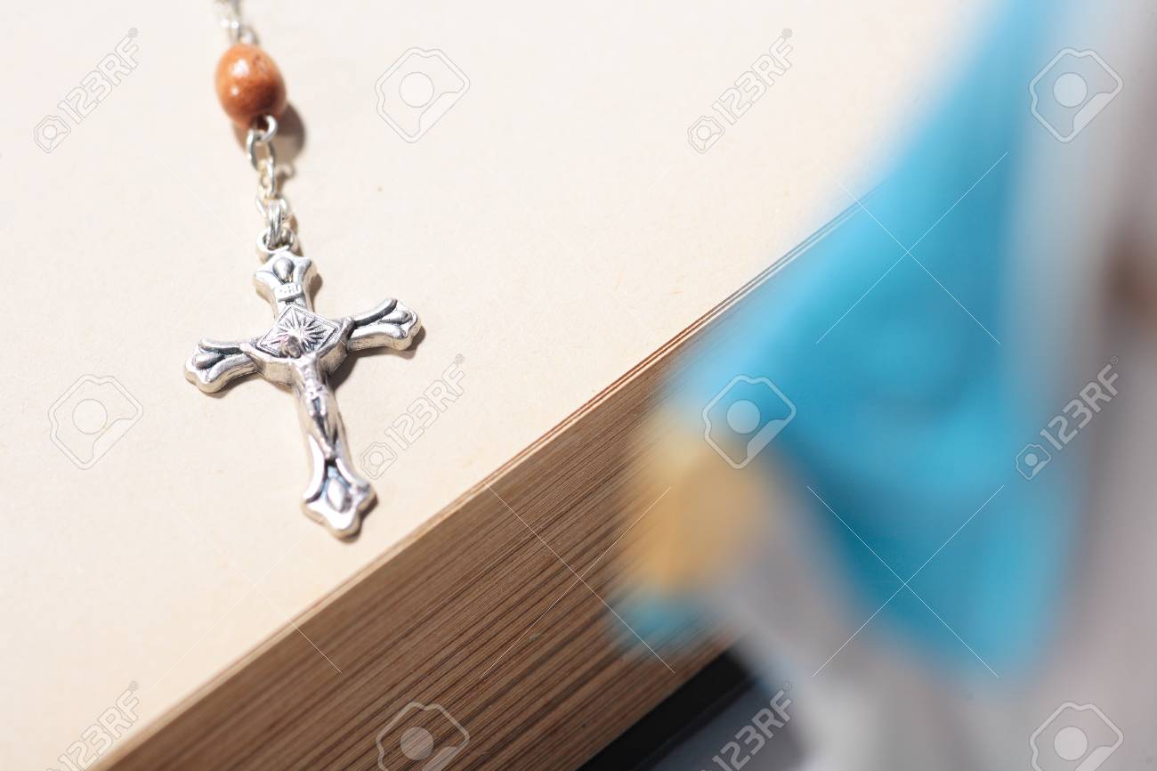 聖母マリアの表像の背後にあるロザリオの十字架の分離ショット の写真素材 画像素材 Image