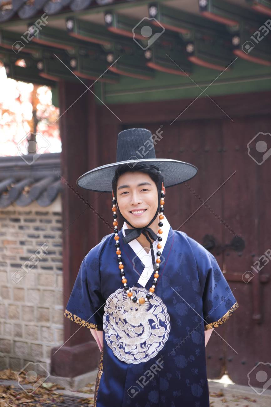 韓服 韓屋は 韓国の伝統的な家でポーズをとって韓国の伝統的な服の若い男性 の写真素材 画像素材 Image