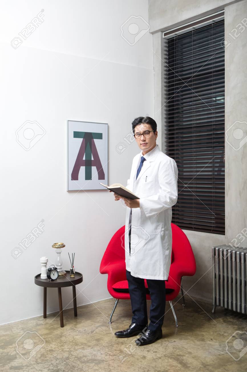 アジアの男性心理学者 立っているように本でポーズ の写真素材 画像素材 Image アジアの男性心理学者 立っているように本でポーズ の写真素材 画像素材 Image