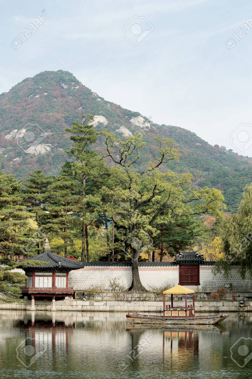 韓国の風景 韓国の伝統的な建築と池 の写真素材 画像素材 Image
