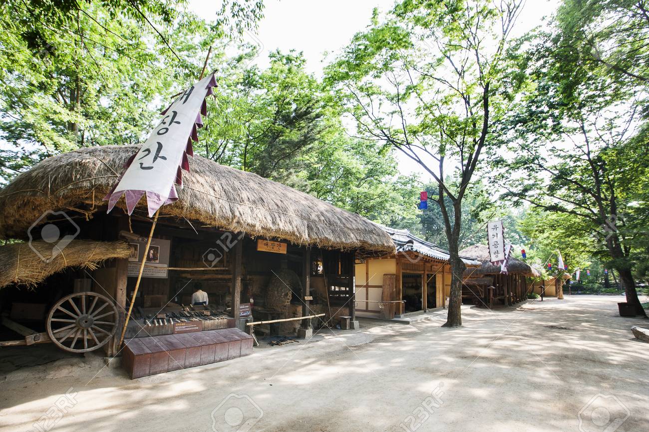 韓国の風景 韓国の伝統的茅葺きの家 の写真素材 画像素材 Image