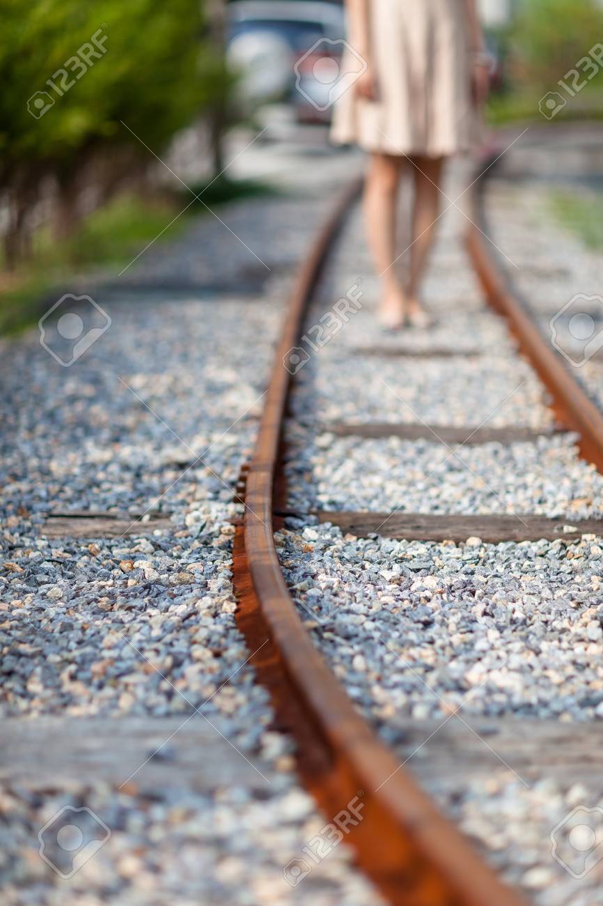 鉄道線路の上に立っている女性の足の孤立したショット の写真素材 画像素材 Image 鉄道線路の上に立っている女性の足の孤立したショット の写真素材 画像素材 Image