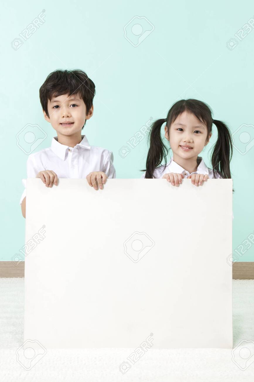 ミントの背景にホワイトボードを持つアジアのかわいい男の子と女の子 の写真素材 画像素材 Image