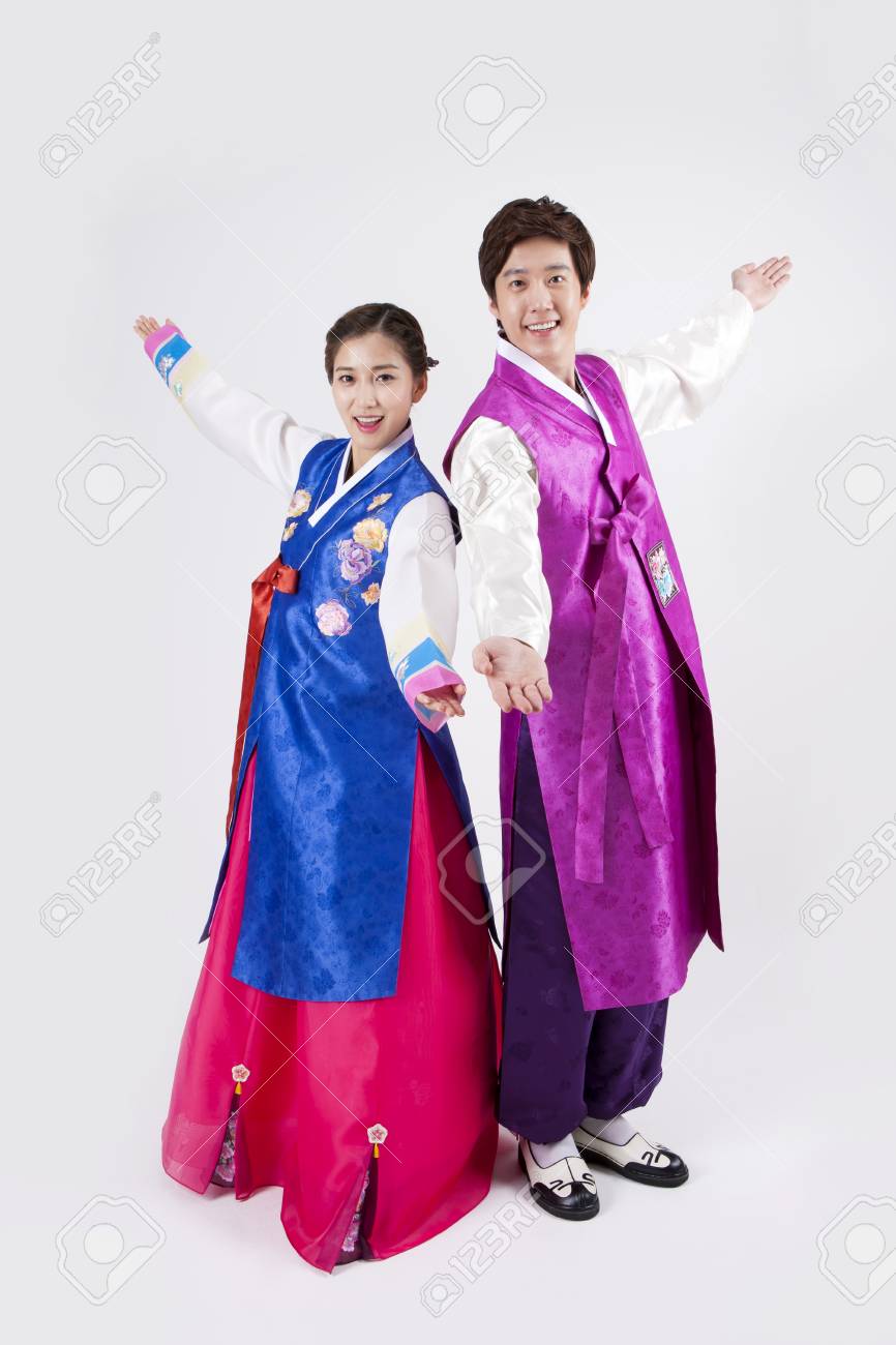 韓国の伝統的な服のアジアの幸せなカップルを歓迎するジェスチャは 白で隔離 の写真素材 画像素材 Image