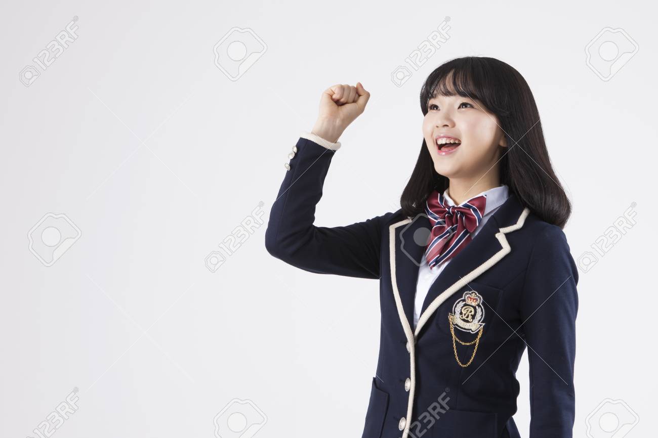 白人に孤立したジェスチャーを応援するアジアの女子高生 の写真素材 画像素材 Image