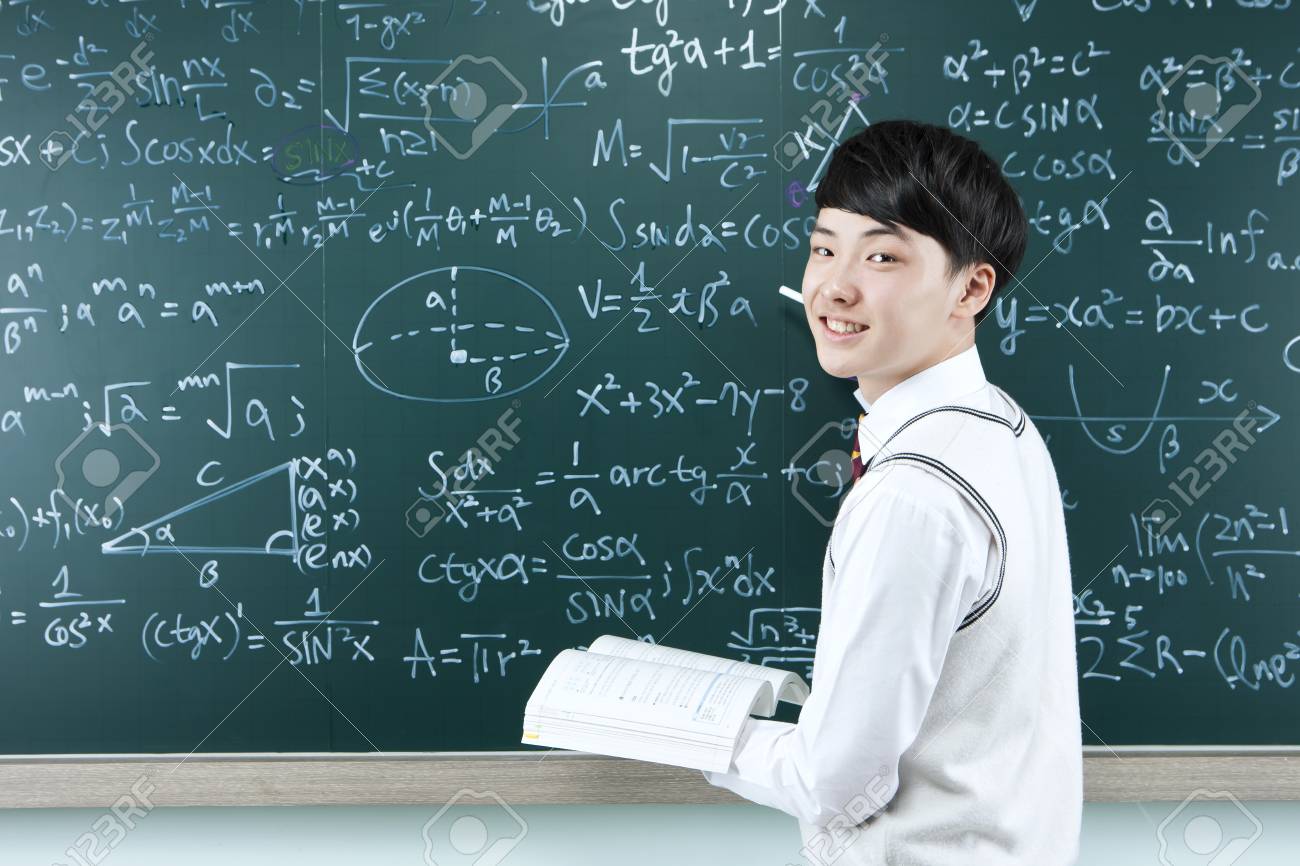 アジア男子高校生が教室で勉強して の写真素材 画像素材 Image