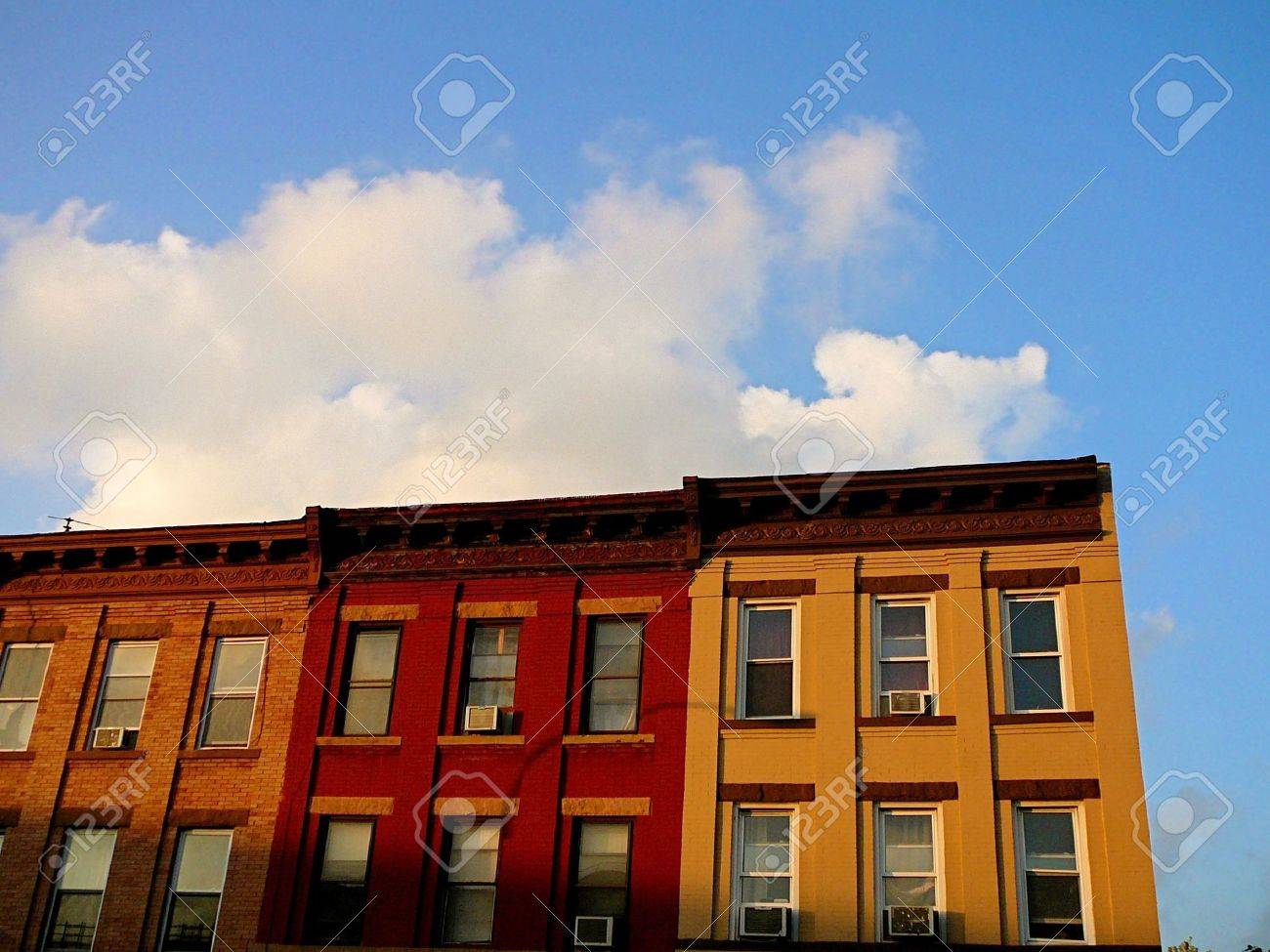 ブロック ブルックリン ニューヨークのアパートの建物の色鮮やかな行 の写真素材 画像素材 Image