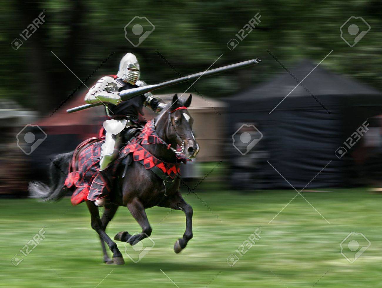 271483-armored-cavalier-avec-la-lance-%C3%A0-cheval-rejet-de-la-motion-de-fond-flou-.jpg