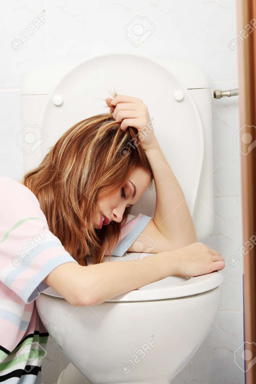 https://previews.123rf.com/images/bds/bds1202/bds120200258/13155882-young-teen-woman-vomiting-in-toilet.jpg