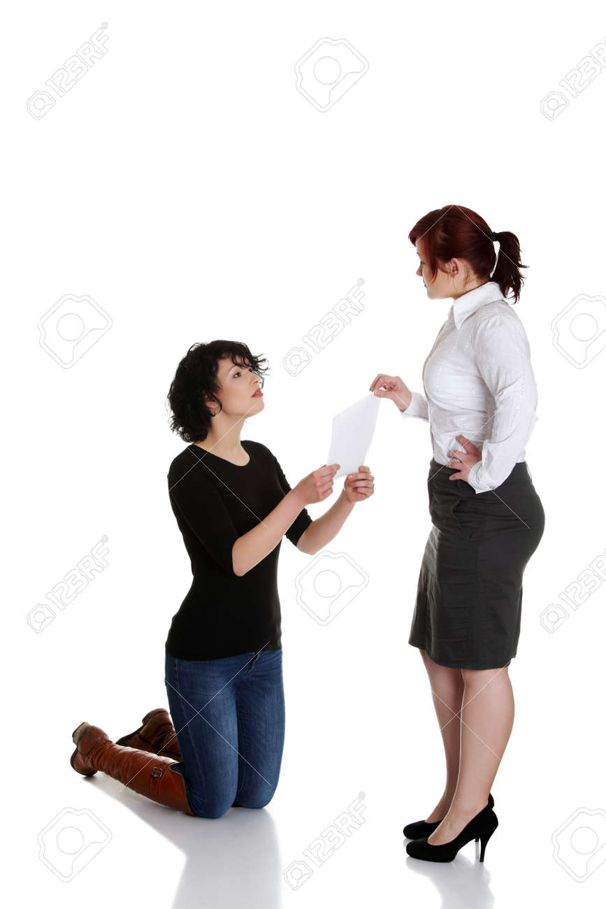 若い女性は彼女の膝の仕事 onh の懇願するような ロイヤリティーフリー