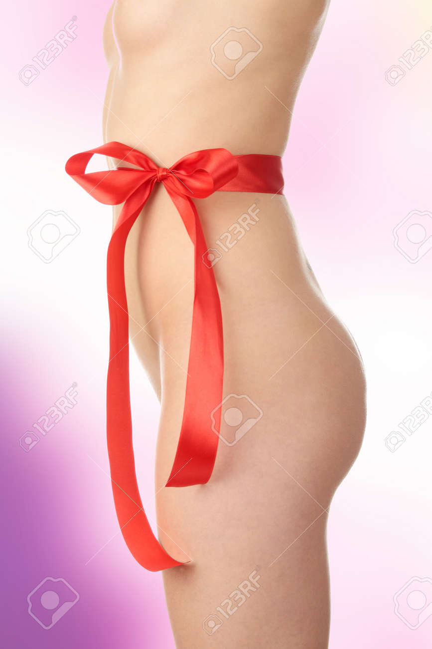 Hermosa Mujer Desnuda Como Regalo Decorado Con Cinta Roja (christmass,  Birthsday O San Valentín) Fotos, retratos, imágenes y fotografía de archivo  libres de derecho. Image 15397723