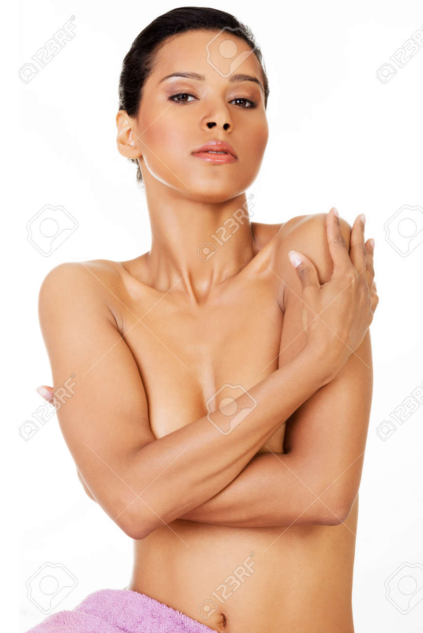 巨乳 ヌード 直立 正面 座って魅力的な裸の女性はタオルで覆われています。正面から見た図。白で隔離されます。の写真素材・画像素材 Image 27969004