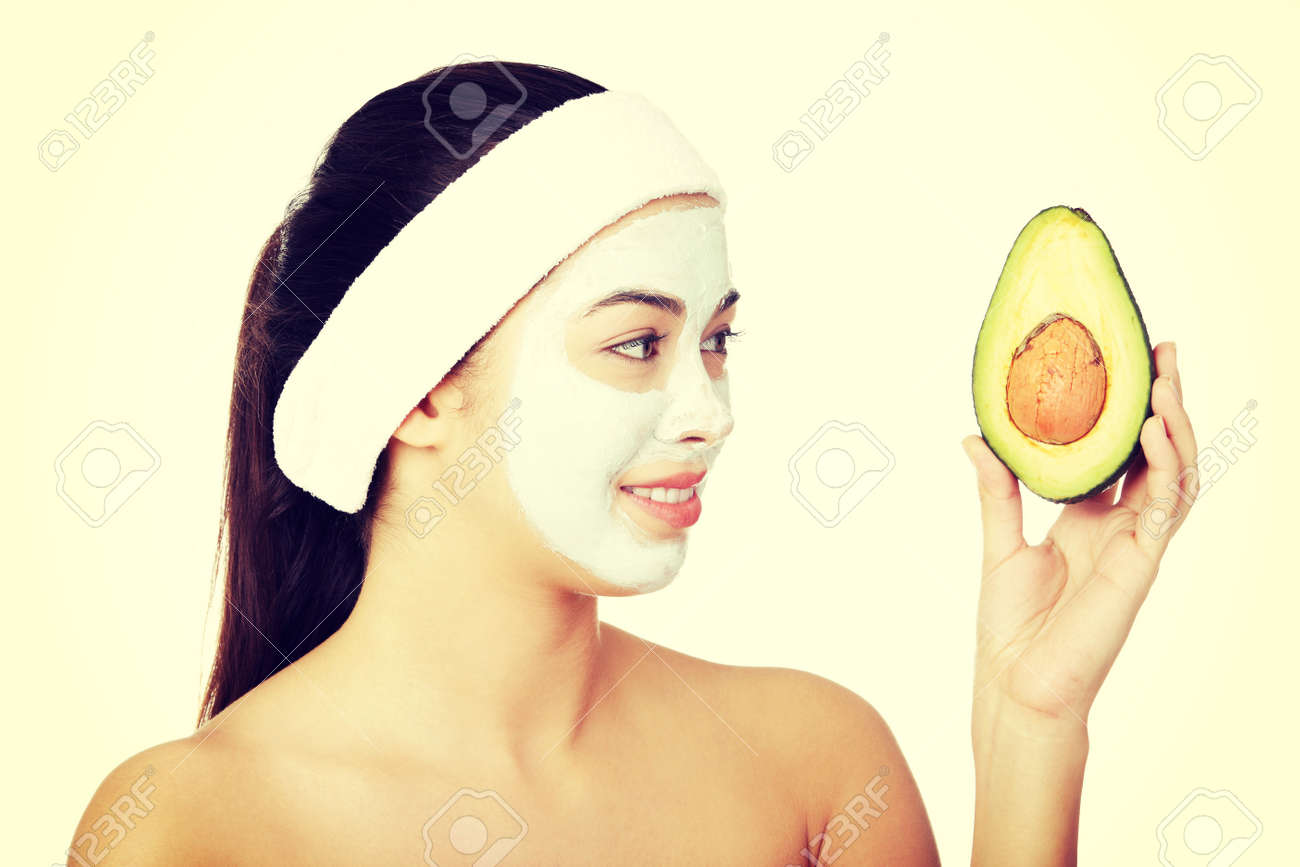 スパの顔に若い女性持株アボカド ヒービング顔粘土マスク の写真素材 画像素材 Image