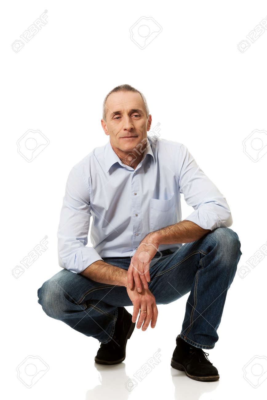 幸せなハンサムな成熟した男はしゃがみます の写真素材 画像素材 Image