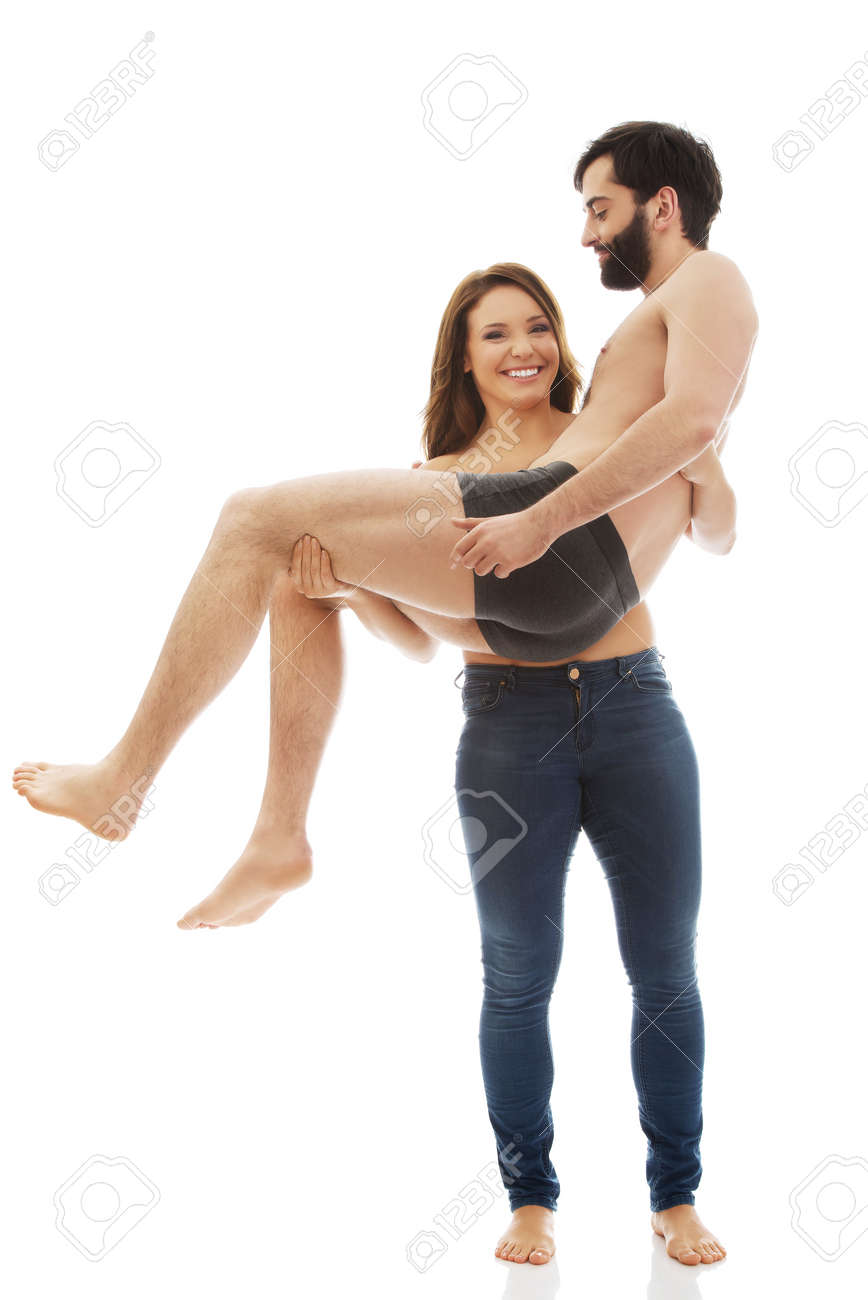 Jeune Femme Portant Drole Homme Sur Ses Bras Banque D Images Et Photos Libres De Droits Image