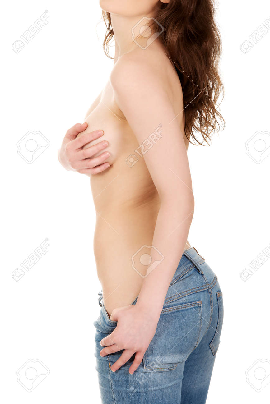 乳房を覆うジーンズで上半身裸の若い女性 の写真素材 画像素材 Image