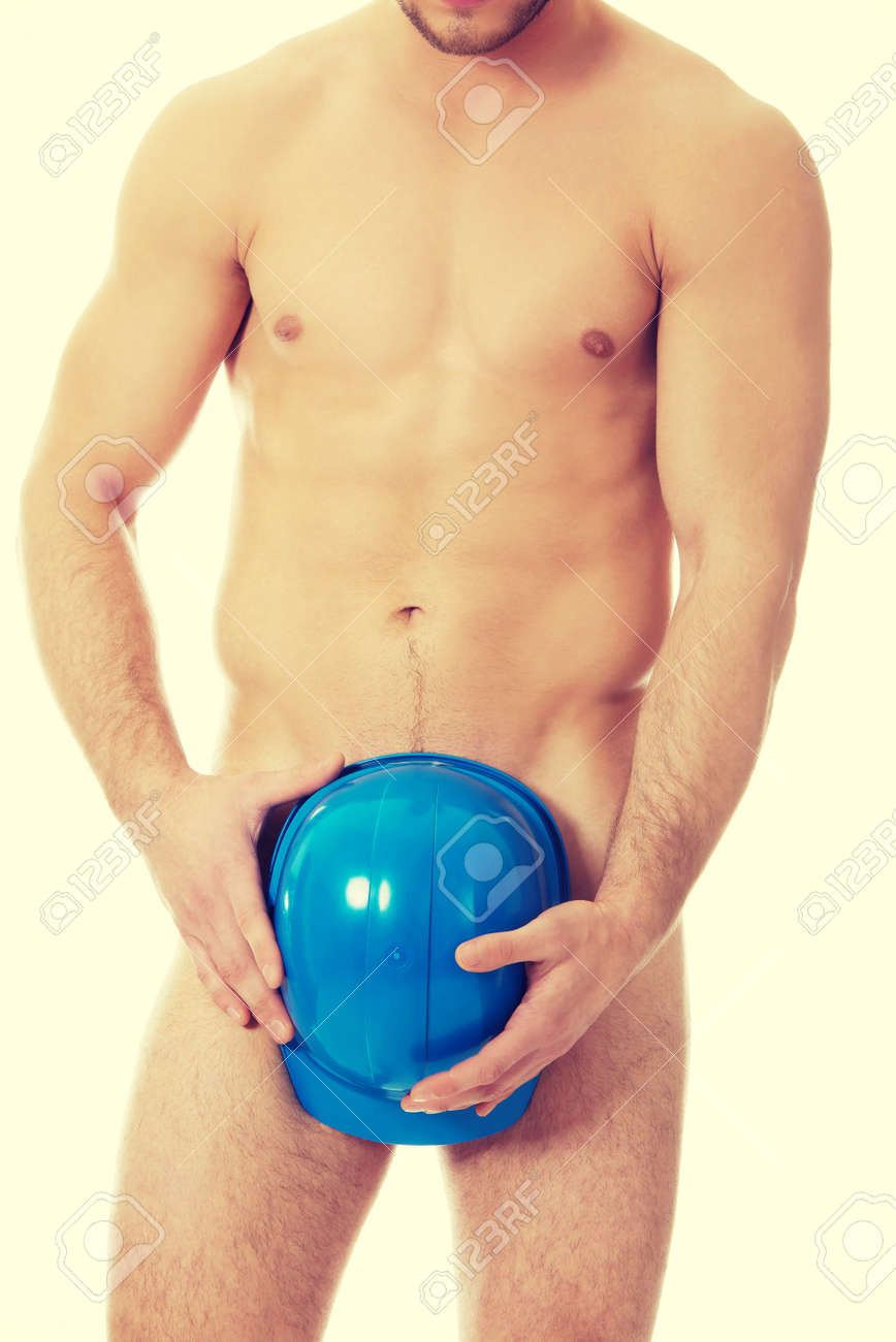 Hombre Desnudo Apuesto Joven Que Cubre Su Auto Con El Casco. Fotos,  retratos, imágenes y fotografía de archivo libres de derecho. Image 41202399