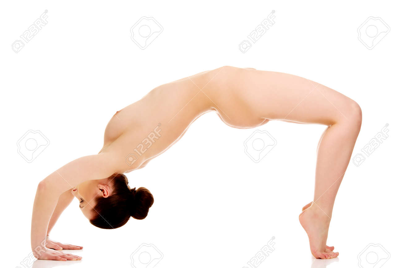 ヌードの女性運動のブリッジ ポーズ ヨガのシルエットです。の写真素材・画像素材 Image 44631794