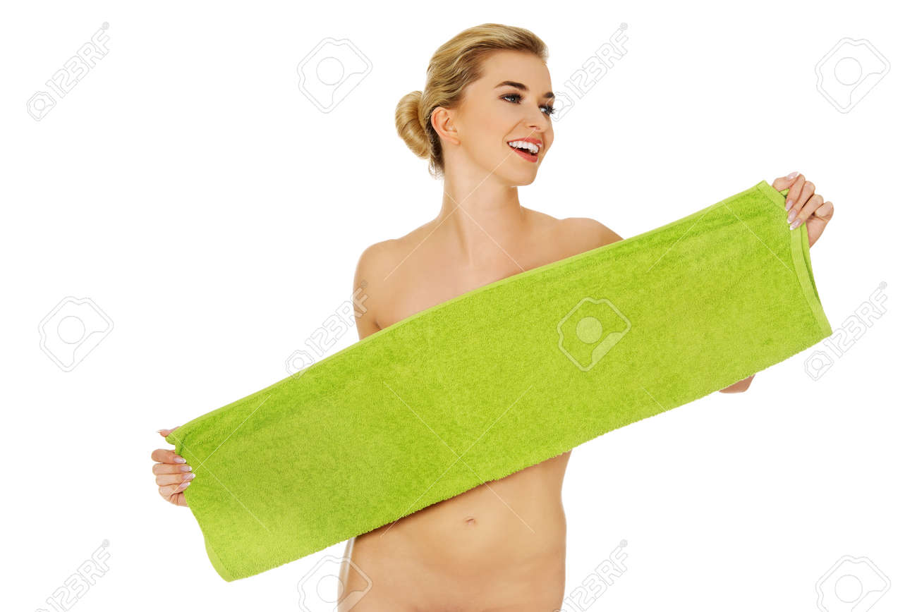 トップレスの女性がお風呂やスパはタオルで彼女の胸をカバーした後 の写真素材 画像素材 Image 48249979