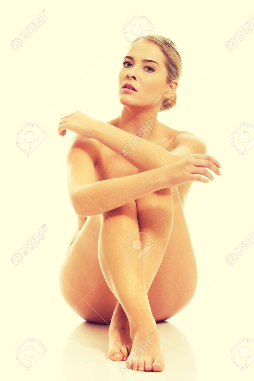 Mulher Nua Sentada No Chão. Foto Royalty Free, Gravuras, Imagens e Banco de  fotografias. Image 48555521