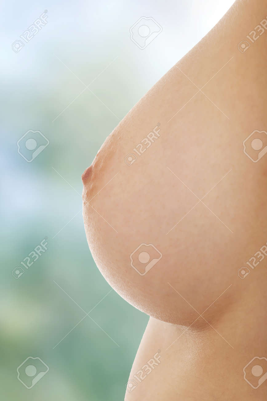 Bonito Peito De Mulher Nua Saudável. Foto Royalty Free, Gravuras, Imagens e  Banco de fotografias. Image 51681946