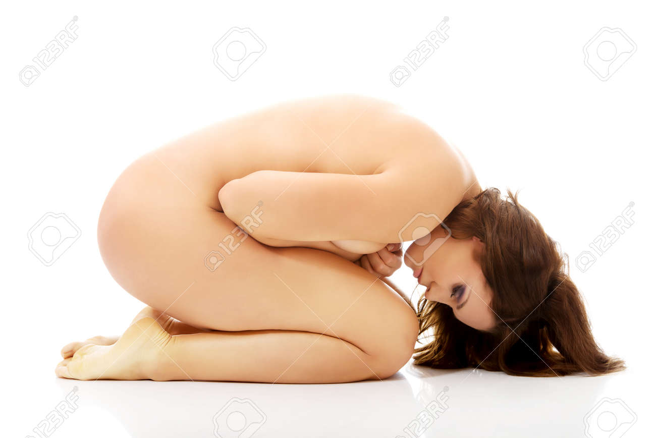 mujer caucásica desnuda en el suelo