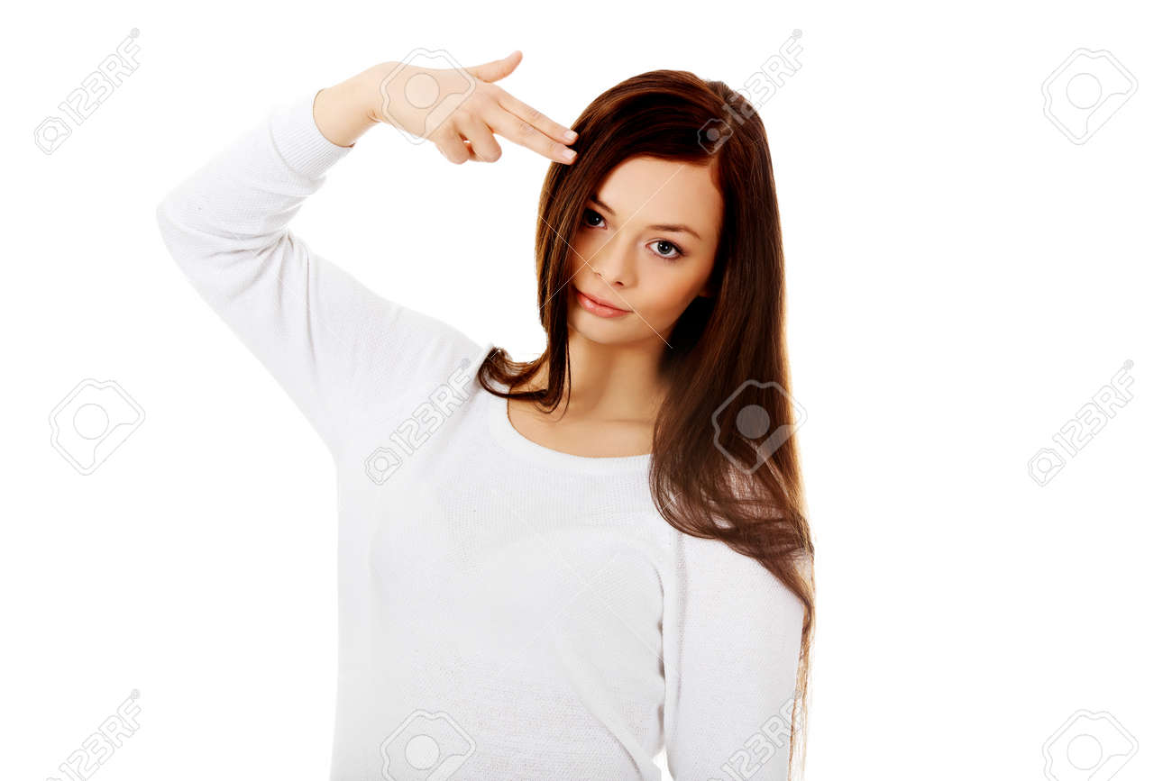 若い女性は 指で銃で頭に自分自身を撃ちます の写真素材 画像素材 Image