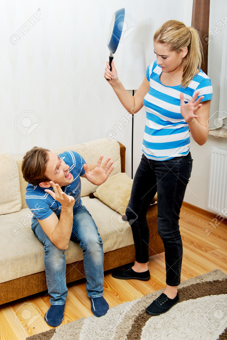 Angry Jeune Femme Essayant Frappé Son Mari Avec Pan. Banque D'Images et Photos Libres De Droits. Image 59024897