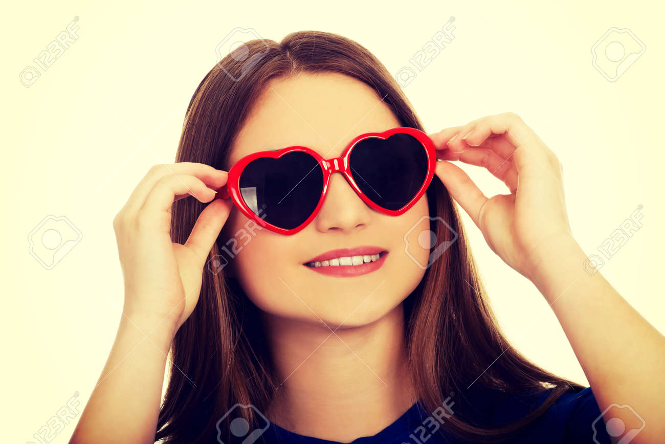 面白いティーン女性がサングラスをかけています の写真素材 画像素材 Image