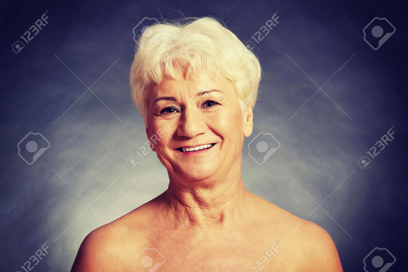 Desnuda La Cabeza Mujer-spa De 60 Años De Edad Y Los Hombros Fotos,  retratos, imágenes y fotografía de archivo libres de derecho. Image 59421619