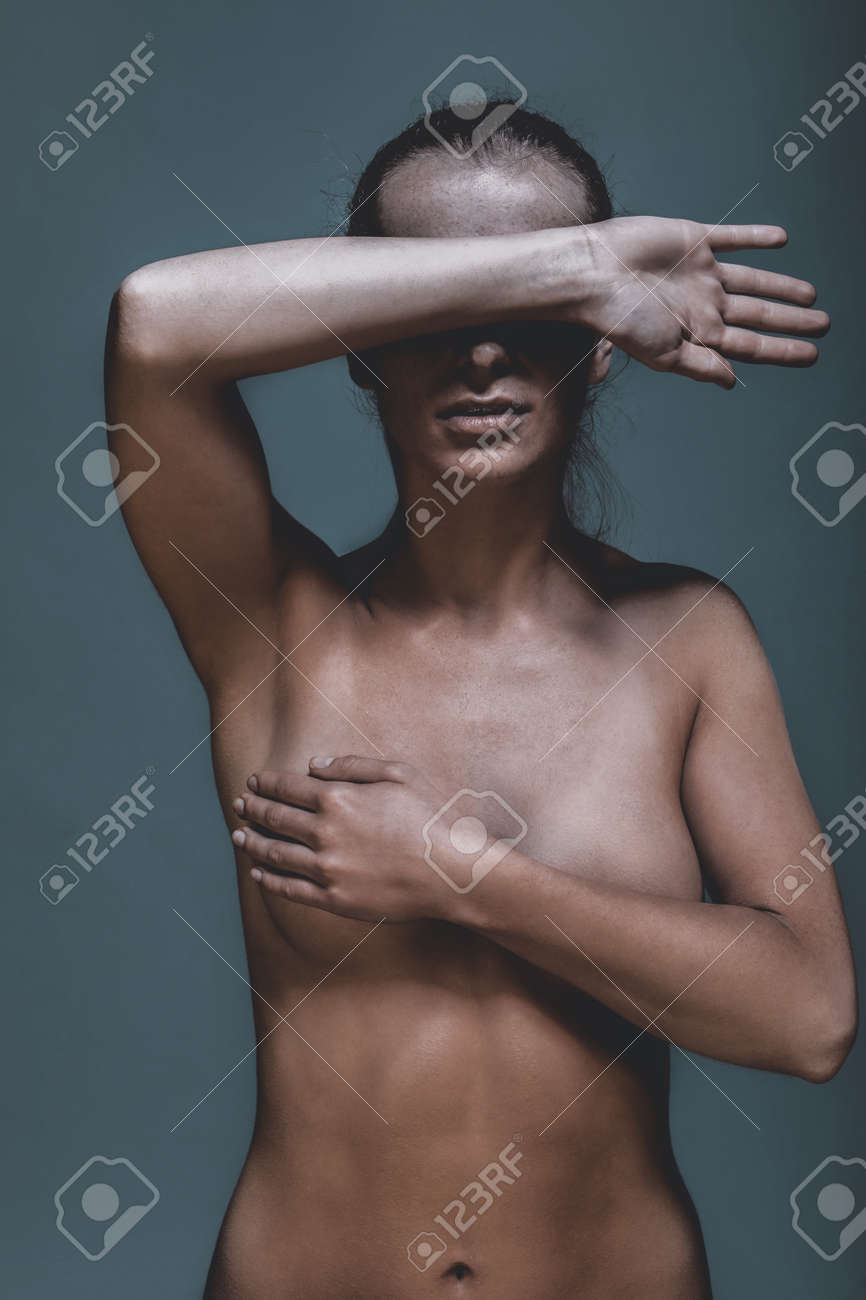 Mulher Nua Cobrindo O Peito E Os Olhos Com As Mãos. Foto Royalty Free,  Gravuras, Imagens e Banco de fotografias. Image 115907667