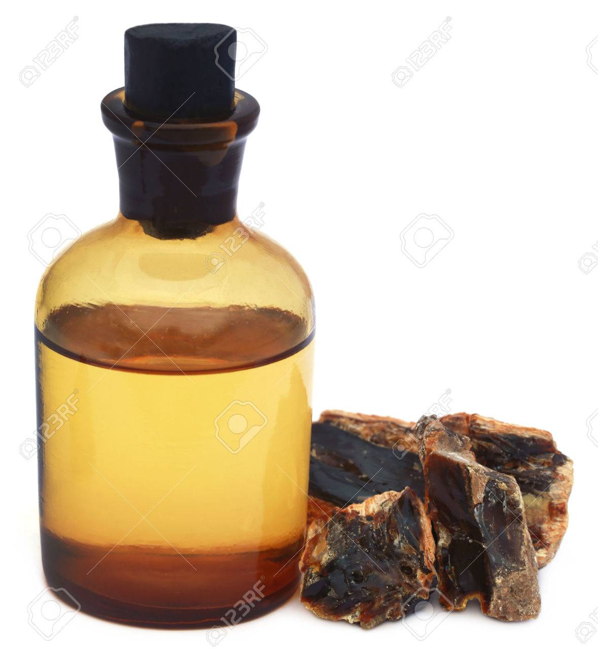 Encre D'encens Avec De L'huile Essentielle, Une Résine Aromatique Naturelle Utilisée Dans Les Parfums Et Les Encens Banque D'Images Et Photos Libres De Droits. Image 81234041.