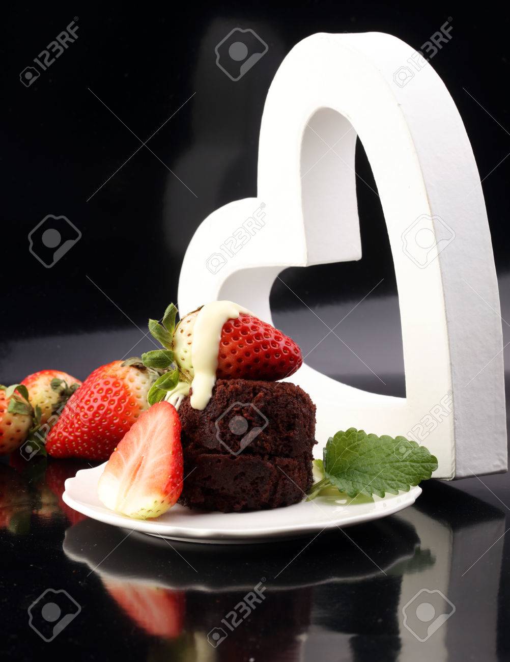 バレンタイン チョコレート ホワイト チョコレートとイチゴのケーキ の写真素材 画像素材 Image