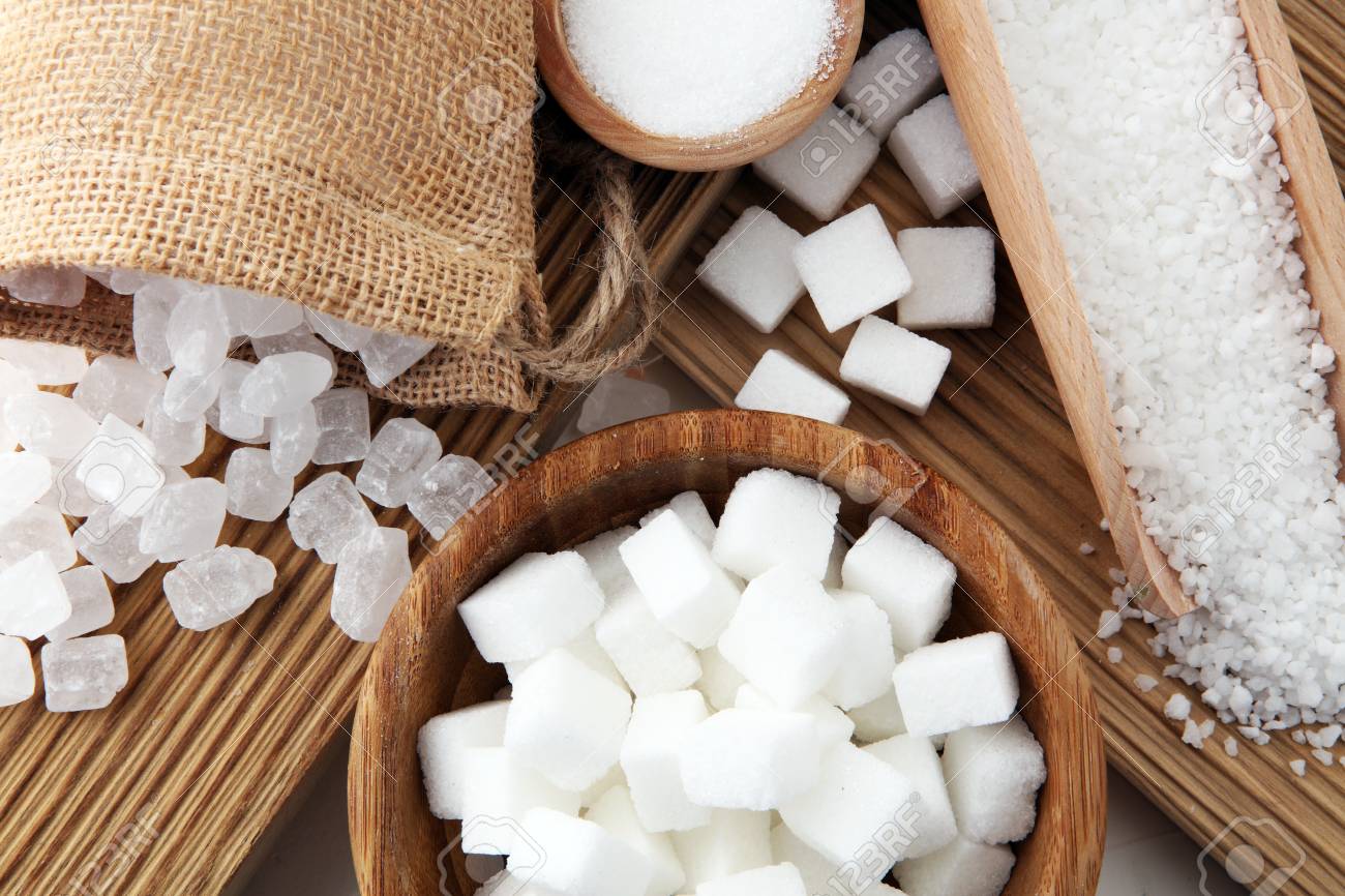 Differnt Sorte De Sucre Dans Un Bol En Bois Et Une Cuillere Banque D Images Et Photos Libres De Droits Image 90015326