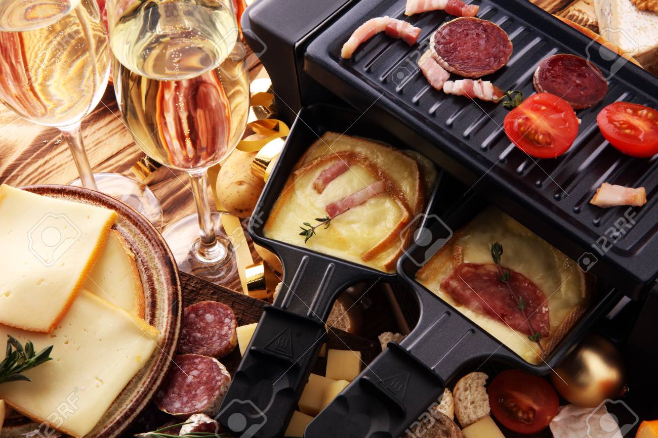 おいしい伝統的なスイスの溶かしたラクレットチーズは 個々のフライパンで提供されるダイスボイルドまたは焼き芋に の写真素材 画像素材 Image 91533165