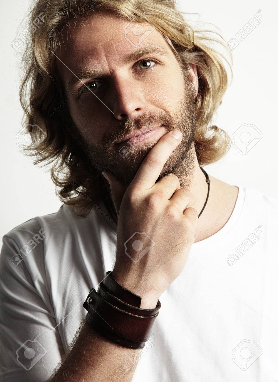 金髪の男が彼のひげを触れる の写真素材 画像素材 Image